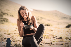 Vanessa Montelle, diététicienne et nutritionniste, avec des légumes