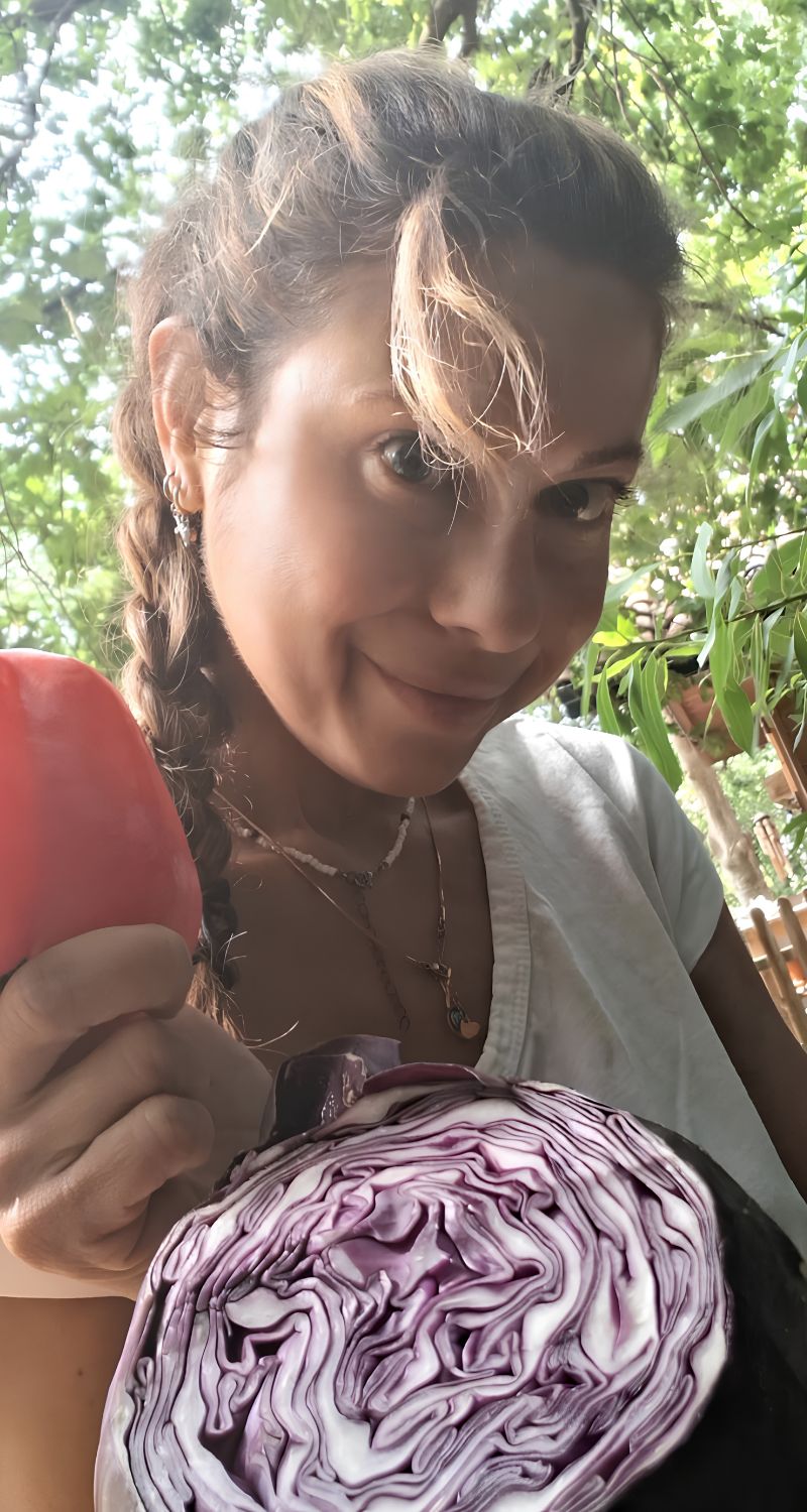 Vanessa Montelle, diététicienne et nutritionniste, avec des légumes
